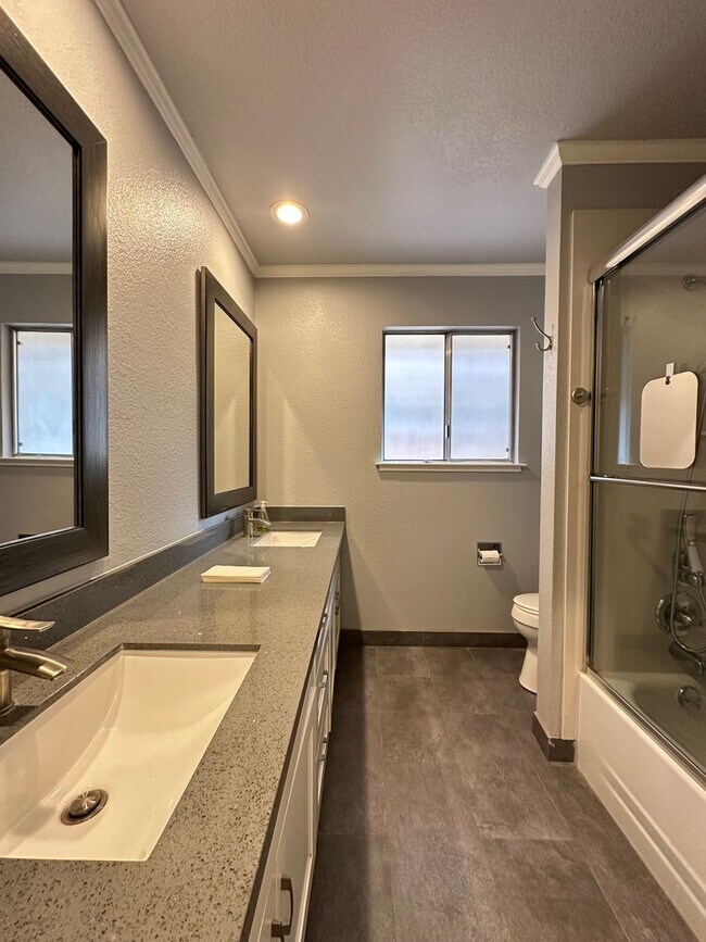 Building Photo - Upgraded Three Bedroom Duplex!