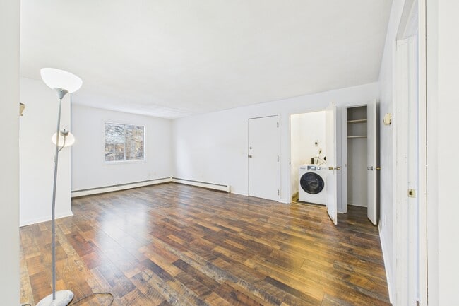 Building Photo - 20 Oak St