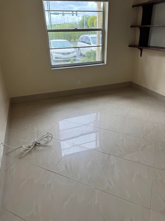 Building Photo - 9921 Three Lakes Cir