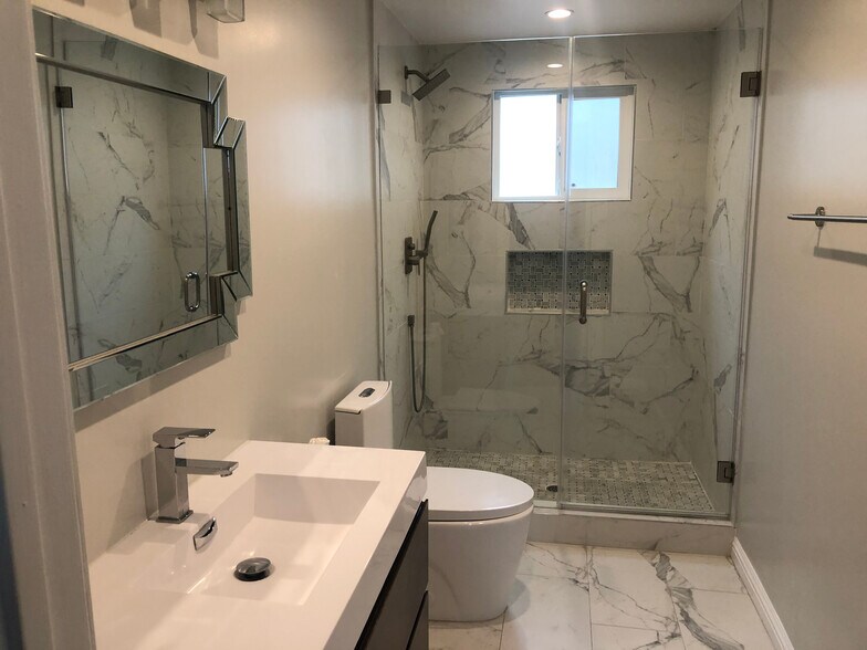 Building Photo - 1868 N Avenue 56