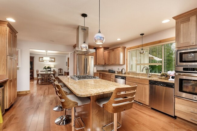 Building Photo - Large 4 bedroom home with Garage - ALL UTI...