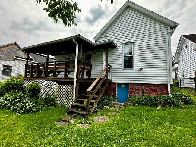 Building Photo - 416 Barnes St