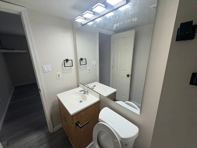 Building Photo - 813 S Grosvenor Ct