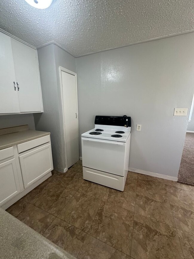 Building Photo - 2 Bed, 1 Bath, 1 Car Garage