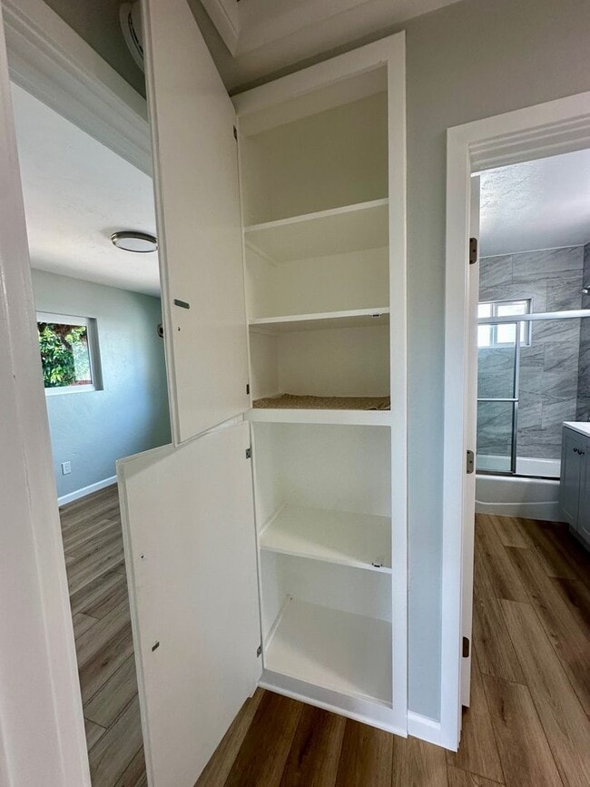 Building Photo - COMING SOON--2 bed/1 bath in IB