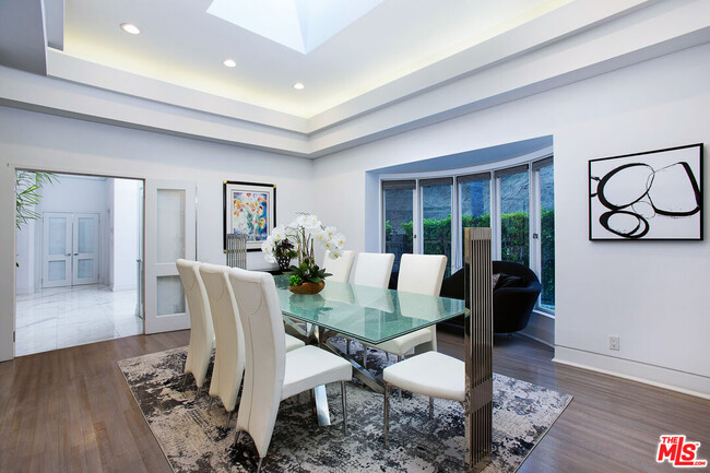 Building Photo - 1166 San Ysidro Dr