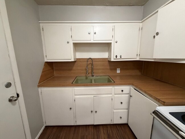 Building Photo - 1 bedroom 1 bath - downstairs