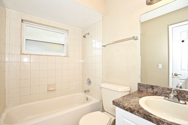 Building Photo - Beautiful 2/2 Condo with Full Lawn Care Included Located in Hawthorne Village – Orlando!