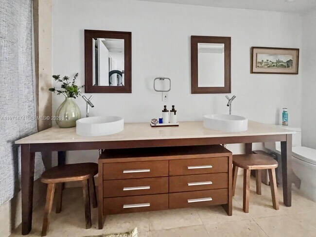 Building Photo - 495 Brickell Ave