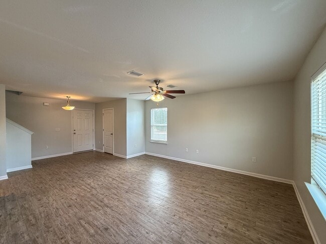 Building Photo - 4 bedroom, 2.5 bath home centrally located...
