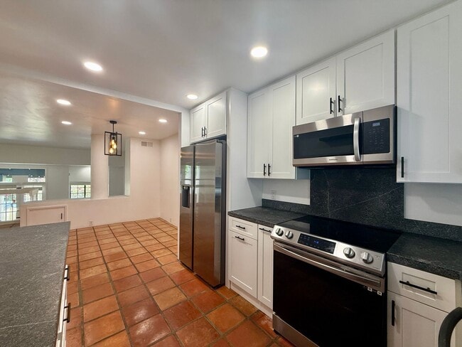 Building Photo - Beautiful 3 bedroom (2 bed + den/office) t...