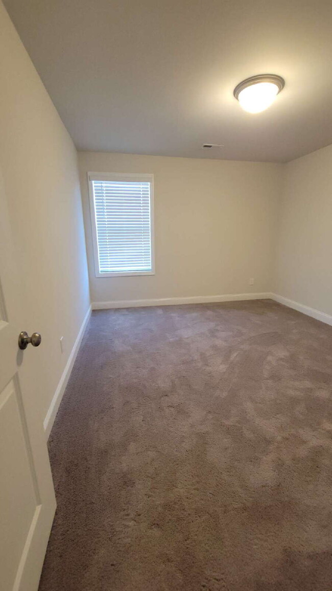 Building Photo - "Spacious 4-Bedroom Retreat with Modern Gr...
