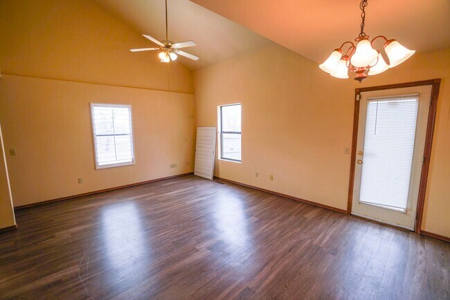 Building Photo - Must see 2 bed, 2 bath duplex near the University of Oklahoma