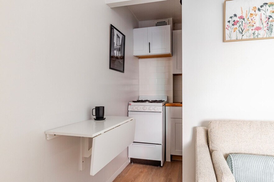 Building Photo - 328 W 11th St