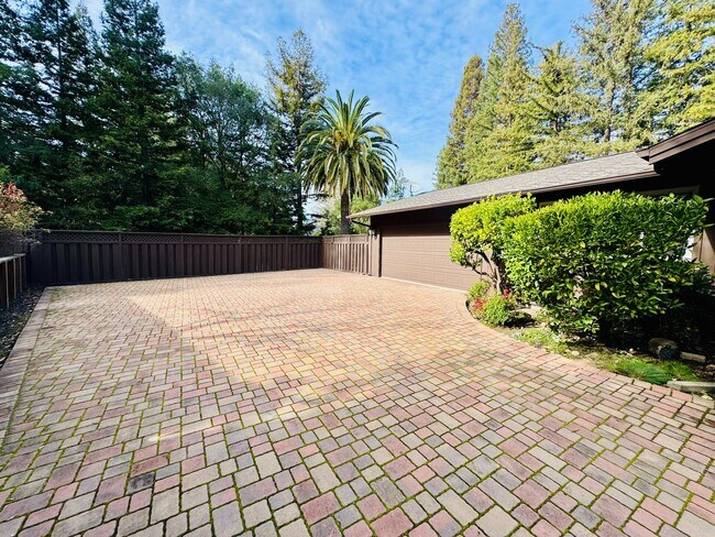 Building Photo - Spacious Single Level Home with Swimming Pool in Alamo Available Now!