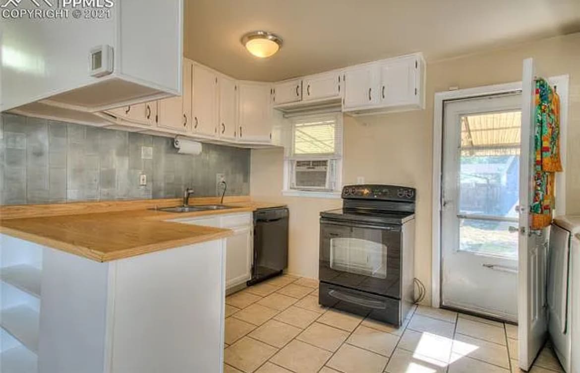 Kitchen now with green accent wall and updated backsplash - 3121 N Arcadia St