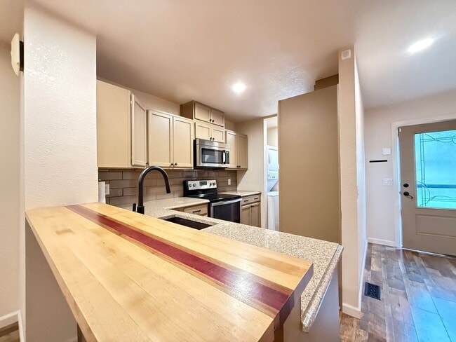Building Photo - 3408 Queen Anne Way