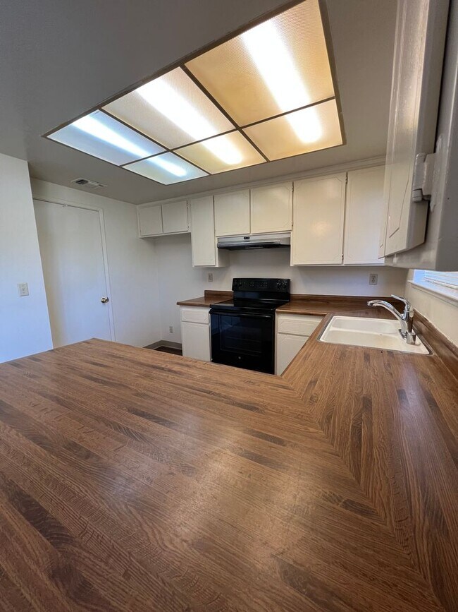 Building Photo - 7735 Las Lilas Ct