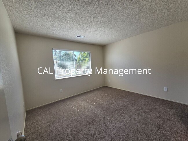 Building Photo - 1841 Cherokee Dr