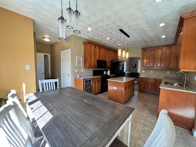 Building Photo - Spacious 4 bedroom home with POOL in sought after neighborhood and schools.