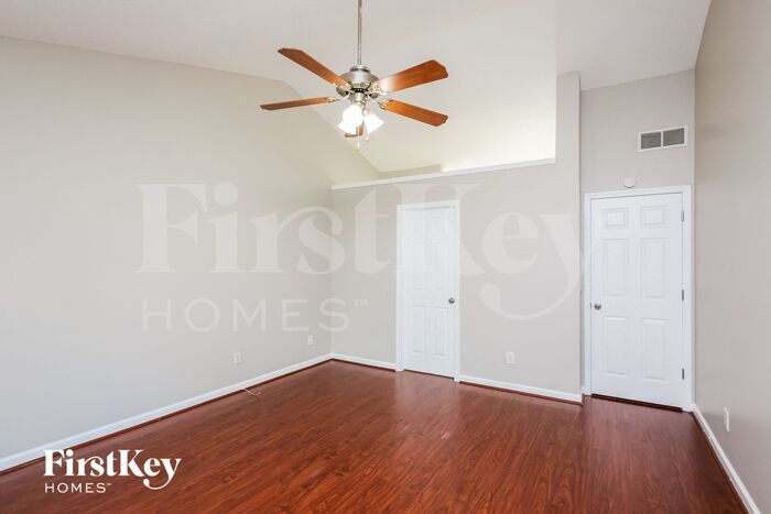 Building Photo - 803 Kenwood Ln
