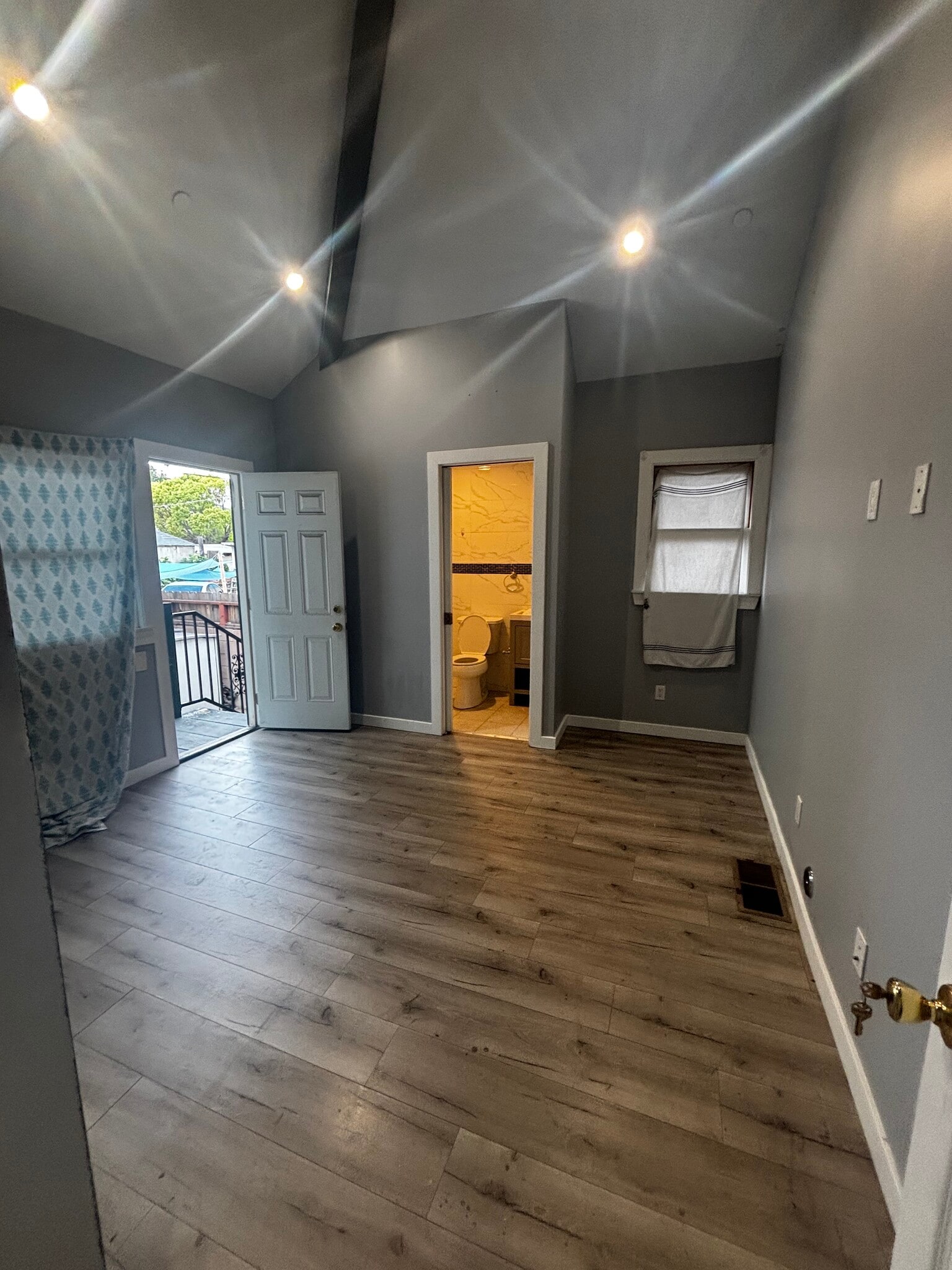 Rm #4 - 1726 W 22nd St