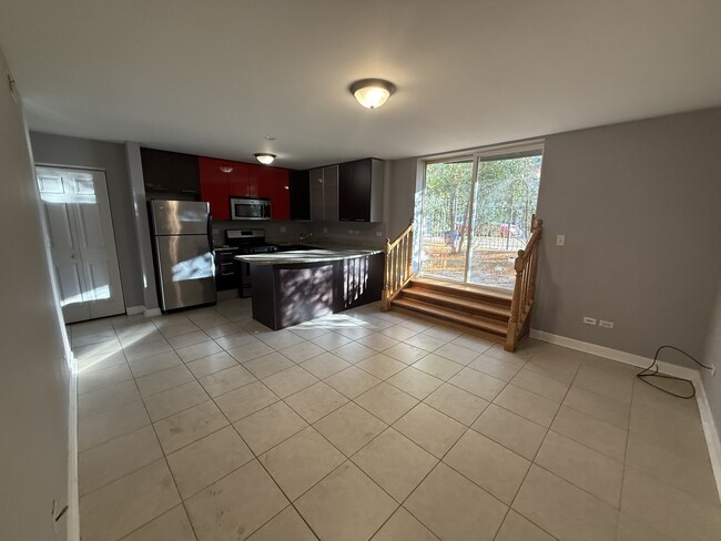 Building Photo - 6954 N Greenview Ave