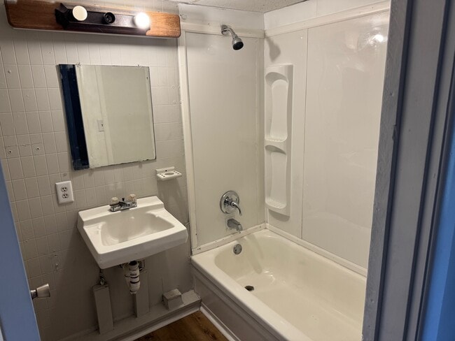 Building Photo - 410 Bowen Ave