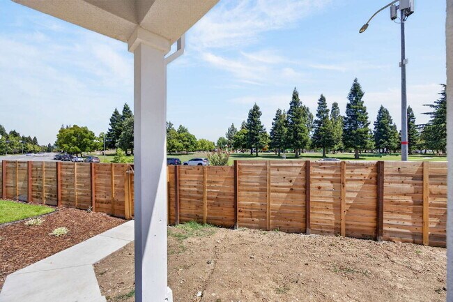 Building Photo - Charming 3-Bed, 2-Bath Home in Sacramento