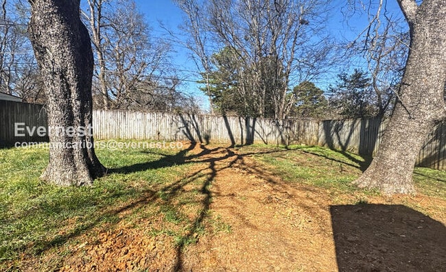 Building Photo - 3 Bed, 2 Bath Home with Fenced Yard / Pet-Friendly / Vouchers Accepted / Available Now!