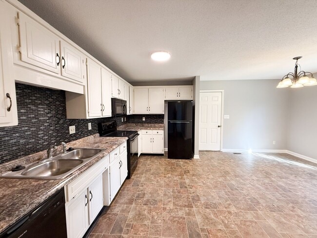 Building Photo - 3 Bedroom 2 Bathroom Home