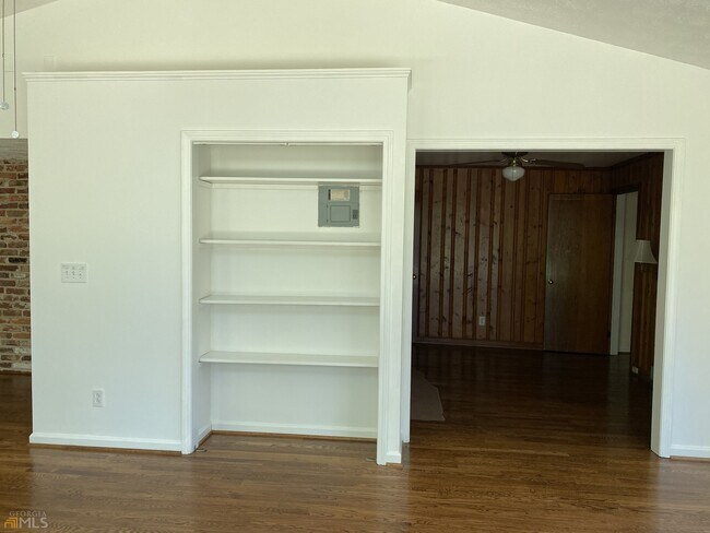 Building Photo - 2022 Woodbine Terrace NE