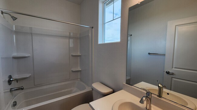 Building Photo - 1565 Pinchot Dr