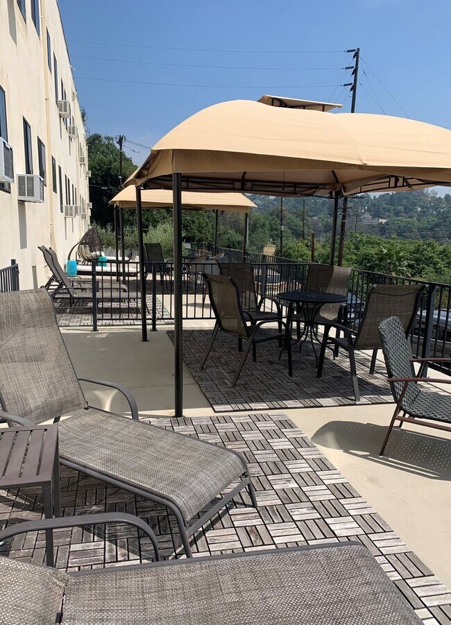 Building Photo - Charming Studio located minutes from DTLA,...
