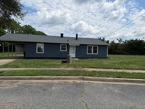Building Photo - 121 Woodgate Cir