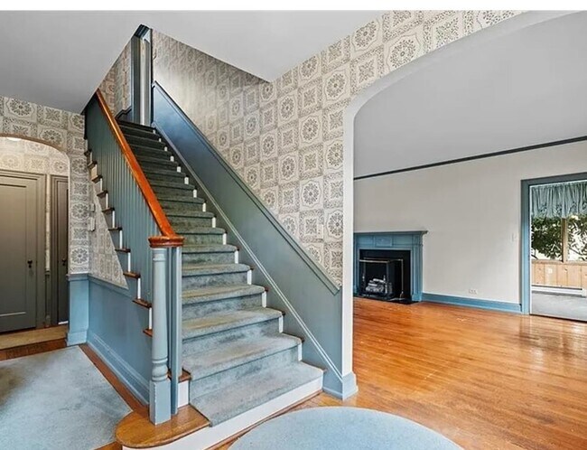 Building Photo - Classic 4BR Cape in Old Irving Park!