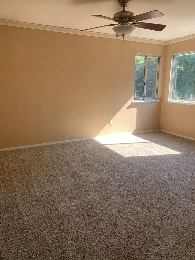 Building Photo - 5828 Laguna Vale Way