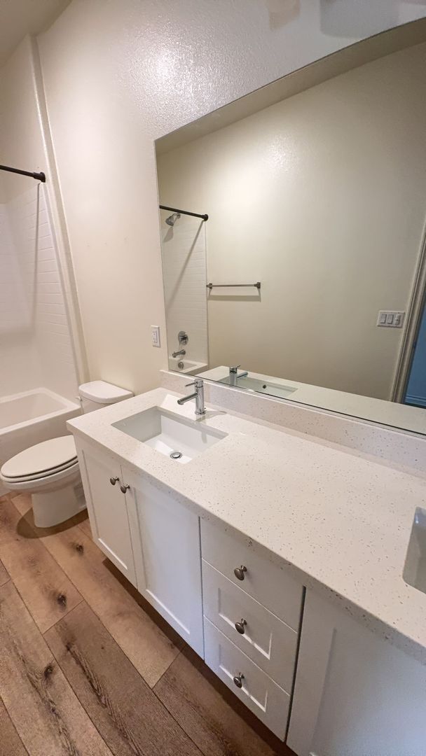 Building Photo - 3 BEDROOM VICTORVILLE HOME