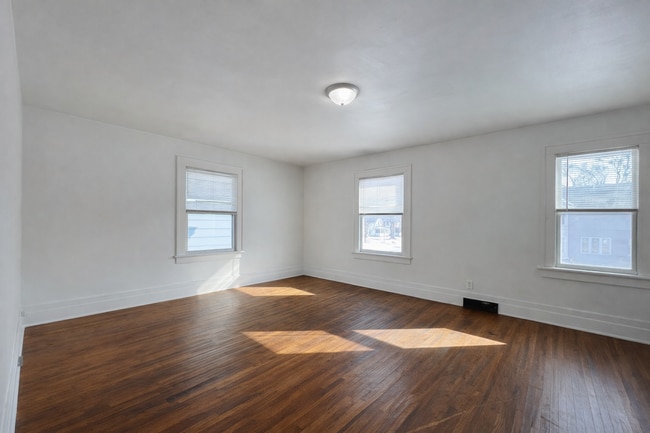 Building Photo - 704 W 1st St