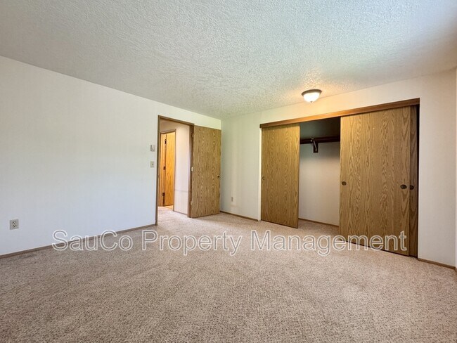 Building Photo - 2738 SE 62nd Ave