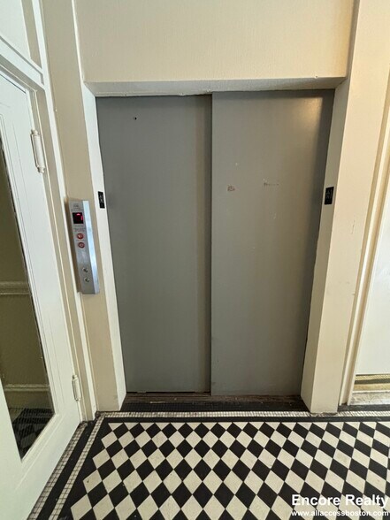 Building Photo - 462 Park Dr