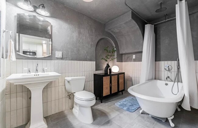 Building Photo - 109 Coles St