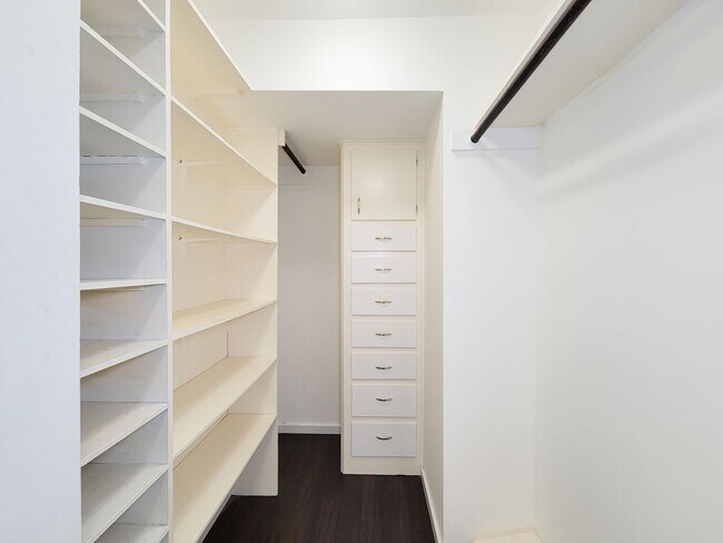 Building Photo - Stylish Townhouse in Prime Location – Walk...