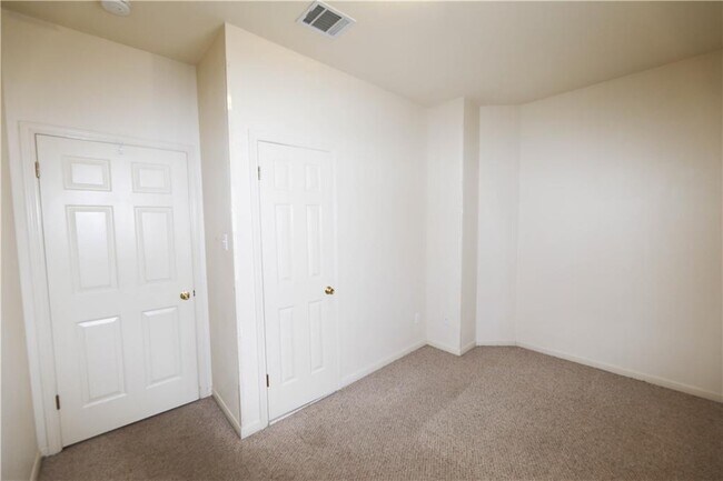 Building Photo - 611 Zennia St