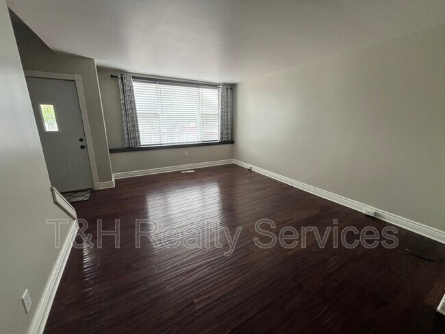 Building Photo - 116 E 27th St