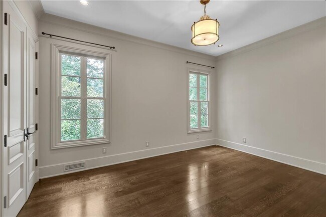 Building Photo - 425 Broadland Rd NW