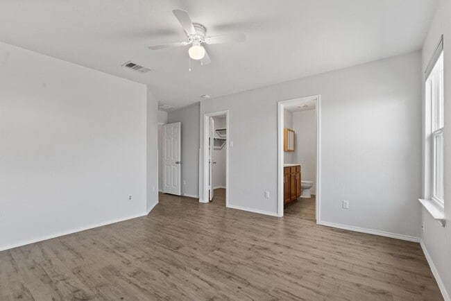 Building Photo - 5800 Maciver Dr