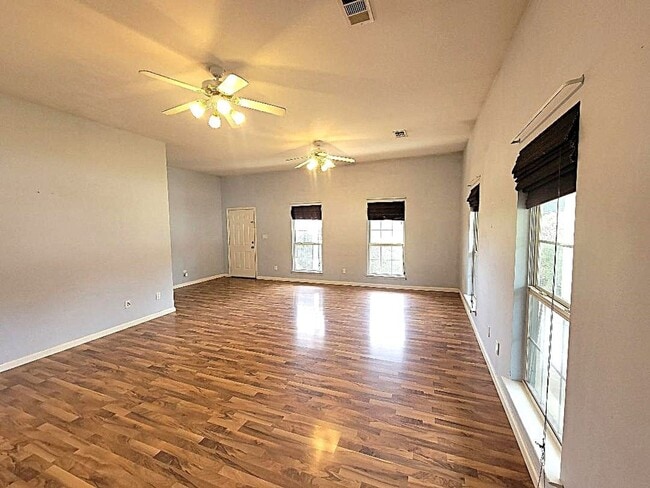 Building Photo - Charming and specious   3BR House in Bryant