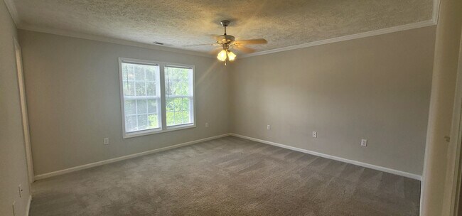 Building Photo - New Listing