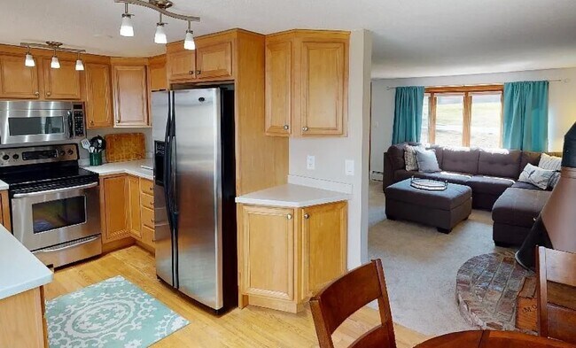 Building Photo - Prime Derry Location: Classic 3Bed, 3Bath Home
